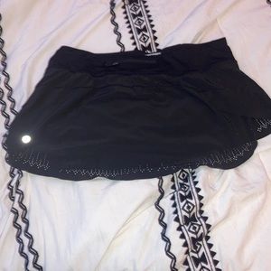 LULULEMON SKORT SIZE LARGE FITS LIKE A MEDIUM